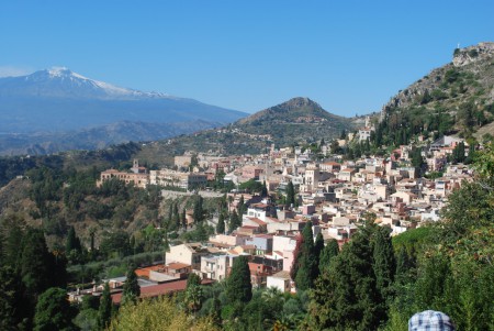 mesto Taormina v pozadí sopka Etna